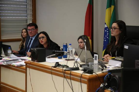 O cumprimento imediato da pena é em regime fechado.