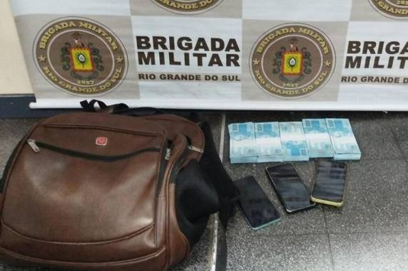 Notas estavam em bolsa encontrada em veículo durante fiscalização de trânsito na RS-342. Suspeitos foram encaminhados à Delegacia da Polícia Federal de Santo Ângelo