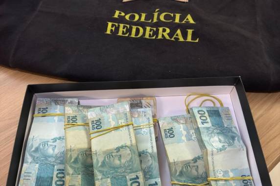 Estão entre os materiais R$ 288 mil e 19 celulares e notebooks, documentos, celulares e discos rígidos