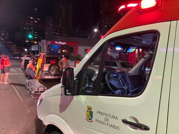 Um Volkswagen Gol avançou o sinal vermelho na Rua Fagundes dos Reis e colidiu na traseira de um Fiat Idea