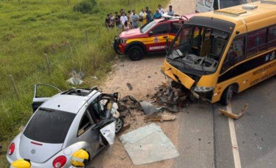 Motorista do carro ficou preso às ferragens e não resistiu aos ferimentos