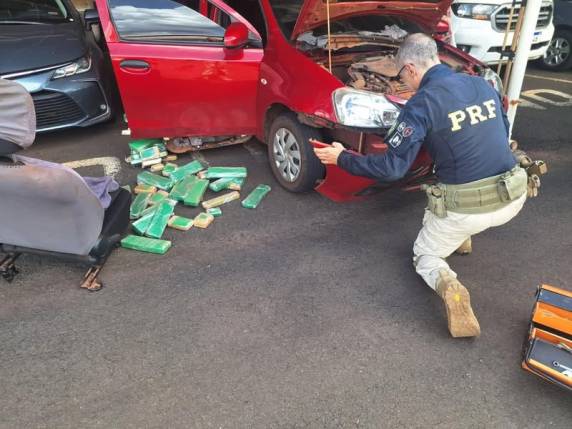 Quase 300 quilos da droga foram encontrados nos veículos