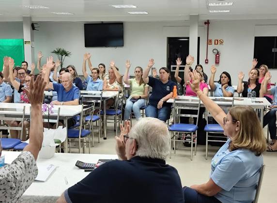 Apae de Três de Maio realiza assembleia - foto 2