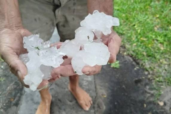 Granizo que caiu no município danificou casas, escolas, carros e galpões, feriu animais e comprometeu a agricultura