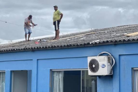 Com 350 destelhamentos, Tavares decreta situação de emergência após temporal - foto 2