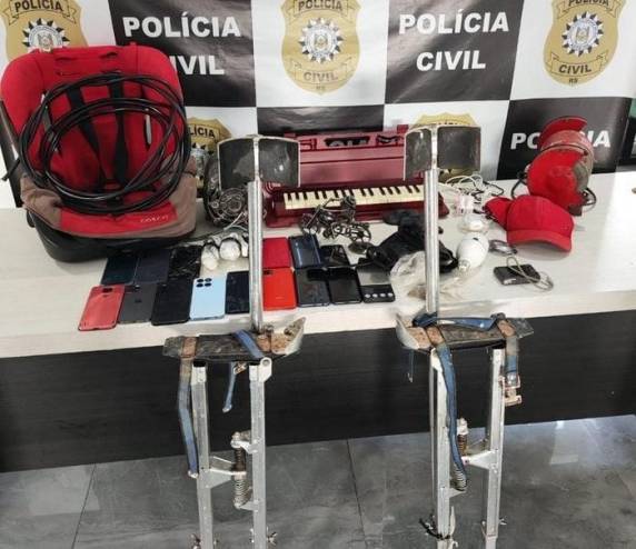 Além da prisão preventiva, a polícia apreendeu vários objetos subtraídos das vítimas; o investigado é apontado como líder de um trio que atacava propriedades rurais na região