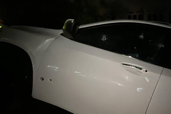 Turistas haviam estacionado quando foram abordados por criminosos