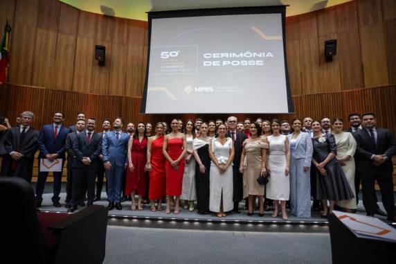 . A sessão solene realizada perante o Órgão Especial do Colégio de Procuradores, presidido pelo procurador-geral de Justiça, Alexandre Saltz, contou com a presença de procuradores e promotores de Justiça, servidores do MPRS, autoridades, familiares e amigos dos empossados.
