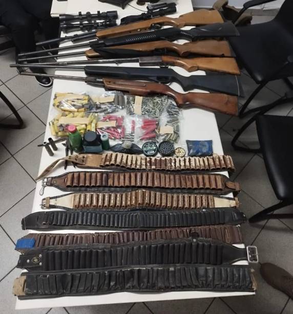 Filho da vítima acionou a Polícia Militar após padrasto dar tapas no rosto e jogar mulher para fora de casa.