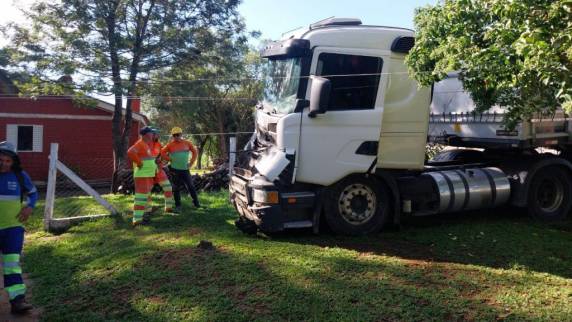 Colisão traseira entre dois caminhões é registrado na BR 386 em Soledade - foto 3
