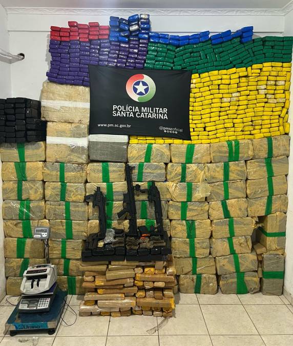 Operação com o Bope apreendeu ainda armas, munições e até máquina de contar dinheiro
