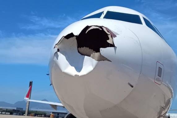 Aeronave pousou em segurança às 11h04min desta quinta-feira (20). O bico do modelo Airbus A321 ficou avariado com a colisão
