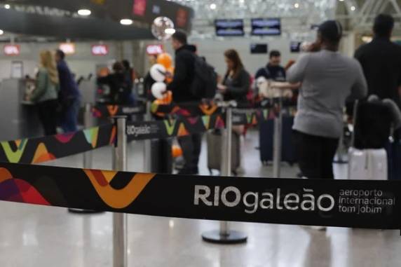 Aeronave pousou em segurança às 11h04min desta quinta-feira (20). O bico do modelo Airbus A321 ficou avariado com a colisão