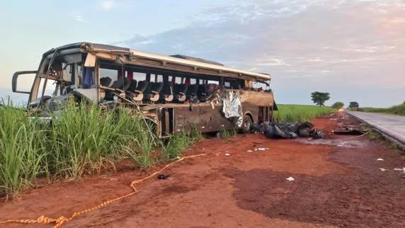 Outras 19 pessoas ficaram feridas, segundo o Corpo de Bombeiros. Coletivo transportava 29 passageiros, a maioria universitários