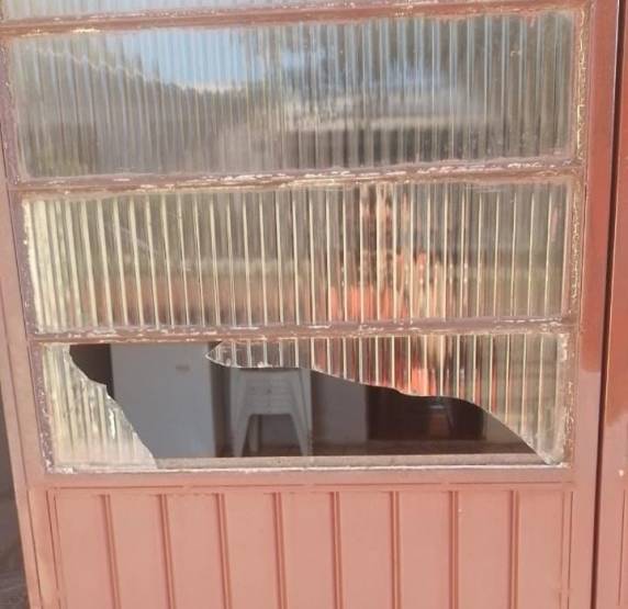 Depois de consumirem bebidas os rapazes utilizam as garrafas para jogar nas casas