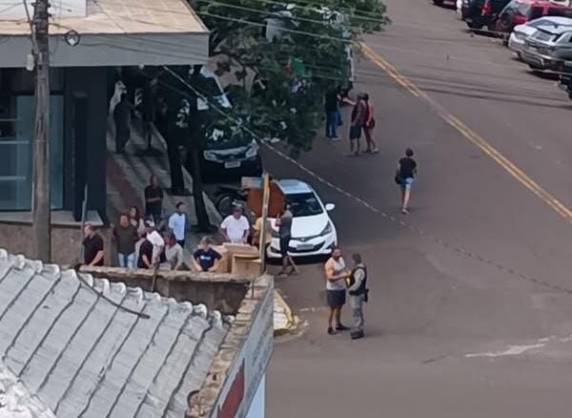 A vítima trabalhava em uma obra quando foi atingido por disparos de arma de fogo, e morreu no local
