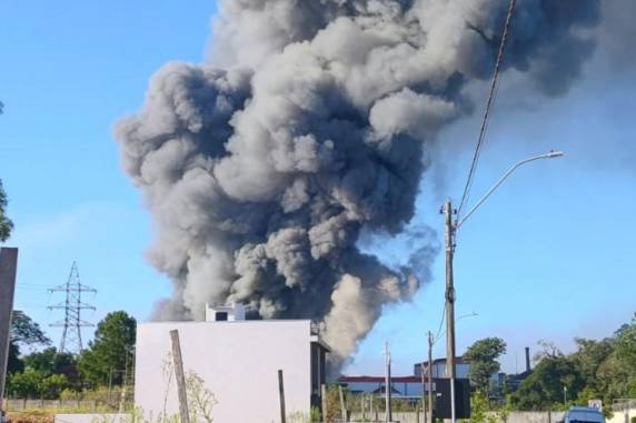 Incêndio atinge fábrica de alimentos em Cachoeirinha - foto 3