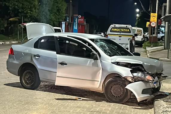 Automóvel foi alvo de diversos disparos de arma de fogo que atingiram o condutor, ainda não identificado. Vítima foi socorrida e encaminhada ao Hospital Cristo Redentor