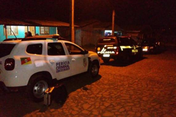 O crime ocorreu em 12 de junho de 2022, no Bairro Cruzeiro, quando o réu esfaqueou as três vítimas, além da enteada, que tinha 12 anos na época e sobreviveu ao ataque