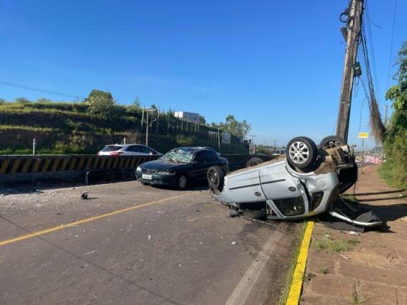 Segundo a Brigada Militar, carro onde estava a vítima atravessou sobre a mureta, caiu em cima de outro veículo e depois capotou