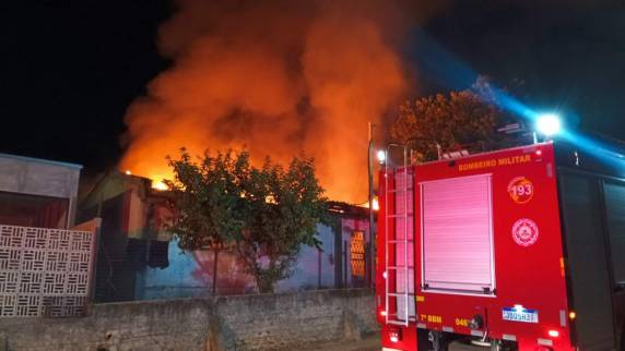 O suspeito incendiou a casa e permaneceu dentro do imóvel.