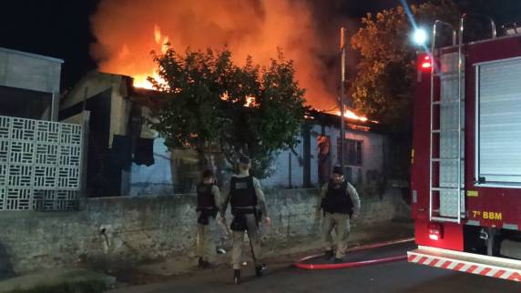 O suspeito incendiou a casa e permaneceu dentro do imóvel.