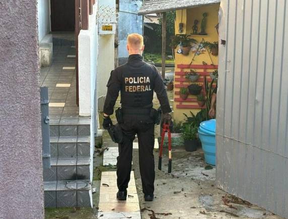 Foram cumpridos cinco mandados de busca e apreensão, quatro em Porto Alegre e um em São Paulo. PF estima que o grupo criminoso tenha forjado mais de 2 mil documentos