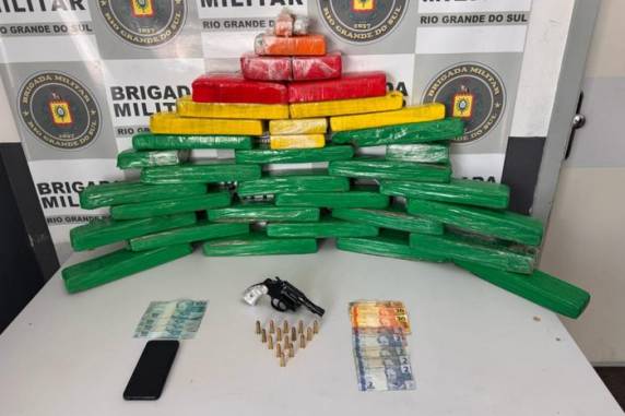 Ele foi abordado no Bairro Desvio Rizzo. Drogas foram encontradas em carro que ele conduzia