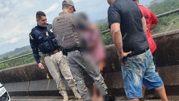 A rápida ação das autoridades impediu uma tragédia e chamou a atenção de quem passava pelo local.