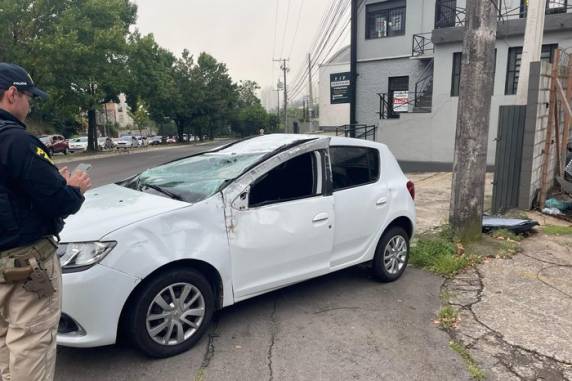 Acidente envolveu um Gol e um Sandero, e foi registrada pouco antes das 7h