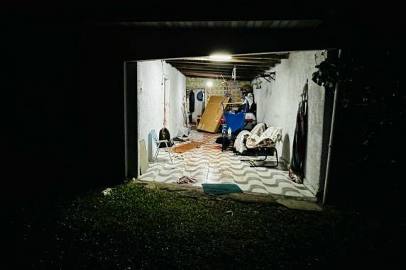 Crime ocorreu na casa de uma família no distrito de Capão Novo, na noite de quarta-feira (26); um facão foi utilizado na ação, que teve um suspeito preso e duas pessoas feridas