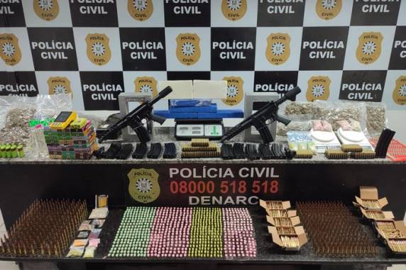 A ação, realizada no bairro Sarandi, resultou na apreensão de armas, drogas e munições, com suspeita de que o material poderia ser usado em ataques e vendido durante o período festivo