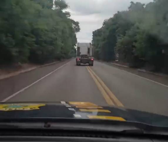 Ao tentar fugir, o criminoso perdeu o controle do veículo e saiu de pista.