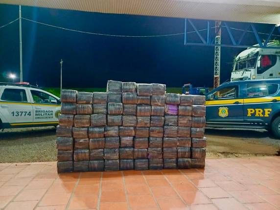 Ao tentar fugir, o criminoso perdeu o controle do veículo e saiu de pista.