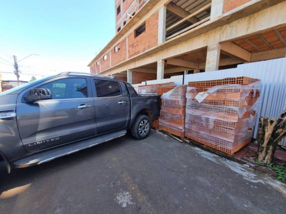 Veículo desengatado disparou do pátio de uma residência e depois de quebrar o portão atingiu o homem que se locomovia com uma bicicleta