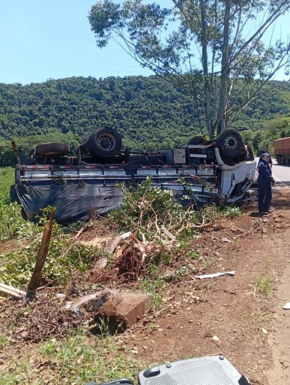 O veículo de carga capotou nas proximidades da ponte sobre o Rio Turvo