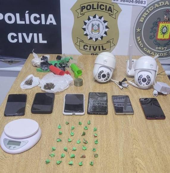 Foram apreendidos drogas, balança de precisão, um carro e outros aparelhos utilizados pelos traficantes