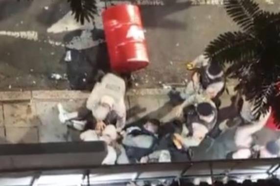 Pessoas que curtiam a festa no bairro boêmio denunciam violência policial na madrugada deste sábado. Em nota, BM disse ter deparado com hostilidade e tentativa de invasão de perímetro em ação para desobstruir rua.