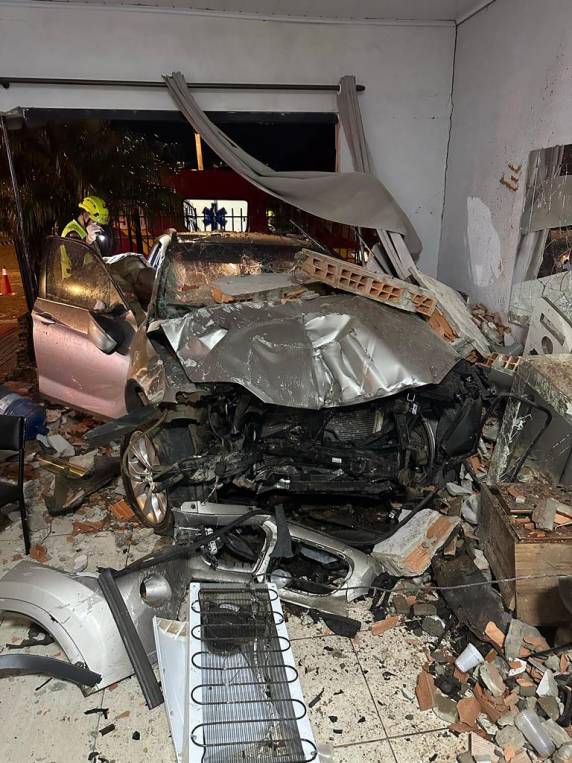 Motorista invade casa com BMW em acidente em Xanxerê - foto 3