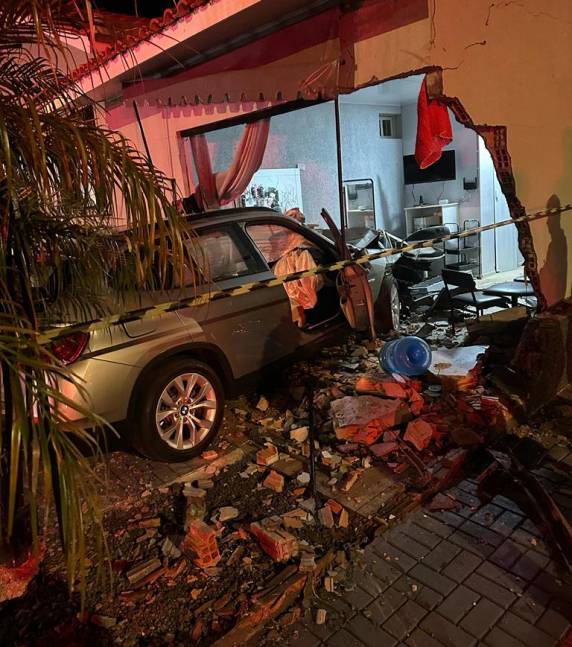 Motorista invade casa com BMW em acidente em Xanxerê - foto 4