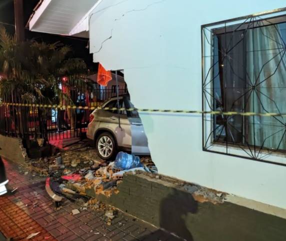 Motorista invade casa com BMW em acidente em Xanxerê - foto 2