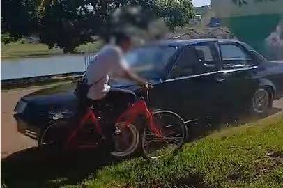 Uma das pessoas que acompanhava o evento gravou em vídeo o momento da colisão.