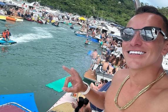 Rildemar Junior, 30 anos, teria perdido o controle do veículo após colidir com uma onda. Ele era conhecido pela venda e aluguel de lanchas e atuou nos resgates da enchente no RS