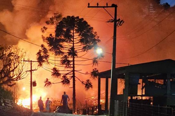 Fogo teve início  por volta das 19h dessa terça-feira e foi controlado na madrugada desta quarta