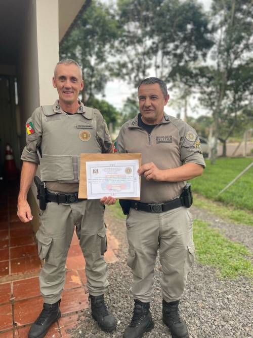 Família e colegas prestaram homenagem ao Sargento Ribeiro no seu último dia de policiamento, em Crissiumal - foto 3