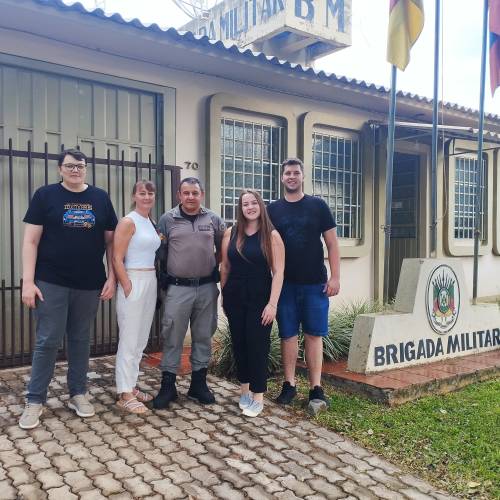 Família e colegas prestaram homenagem ao Sargento Ribeiro no seu último dia de policiamento, em Crissiumal - foto 2
