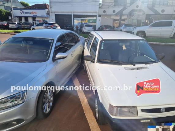 Motorista bate carro em dois veículos estacionados no Centro de Três de Maio - foto 3