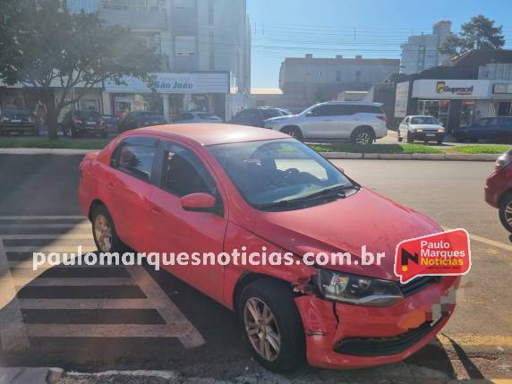 Motorista bate carro em dois veículos estacionados no Centro de Três de Maio - foto 2