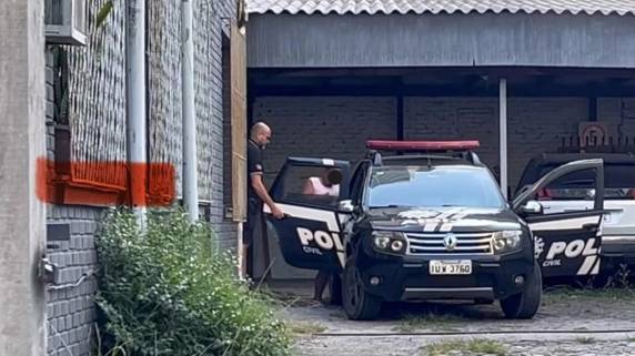 Mulher, acompanhada pelo advogado, se apresentou na Delegacia de Polícia da cidade. Ela estava foragida desde a descoberta do corpo por parentes da vítima, na última terça-feira (4)