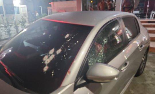 Suspeitos dispararam contra casal dentro de um carro.